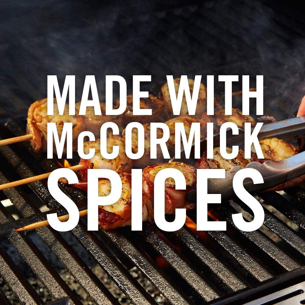 McCormick mano esparciendo sazonador sobre carne, facilita aplicación uniforme