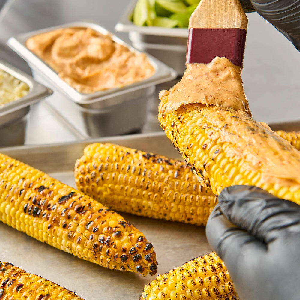 McCormick mayonesa frasco junto a objetos para referencia de tamaño y ahorro