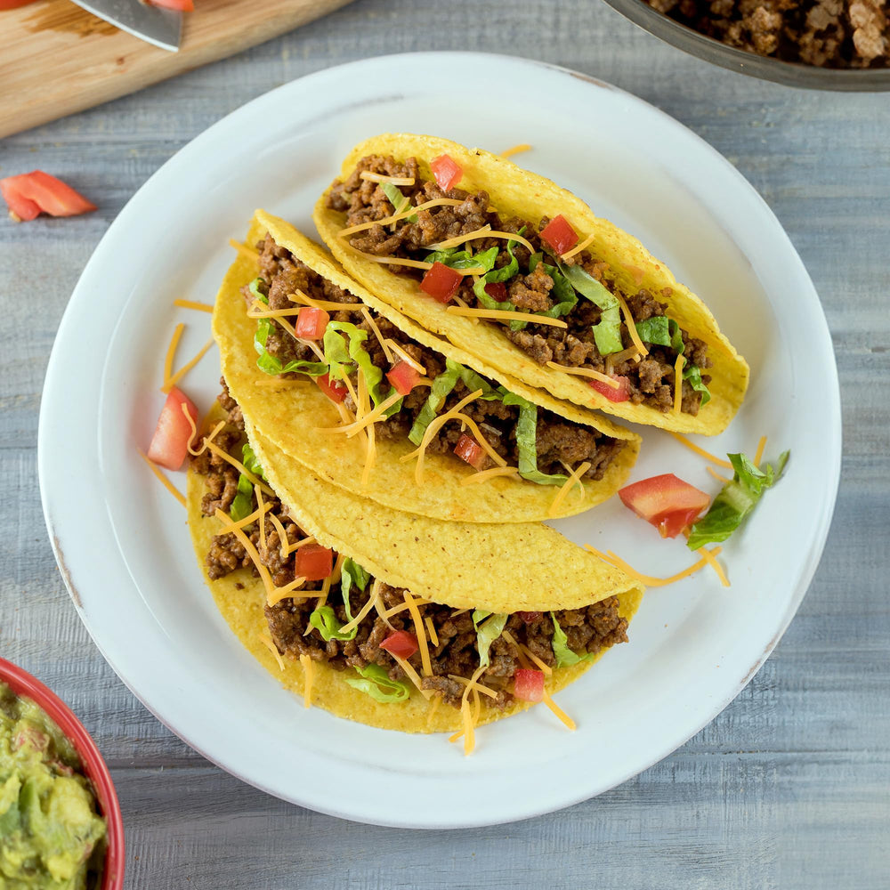 McCormick sazonando carne en sartén para tacos en pocos minutos