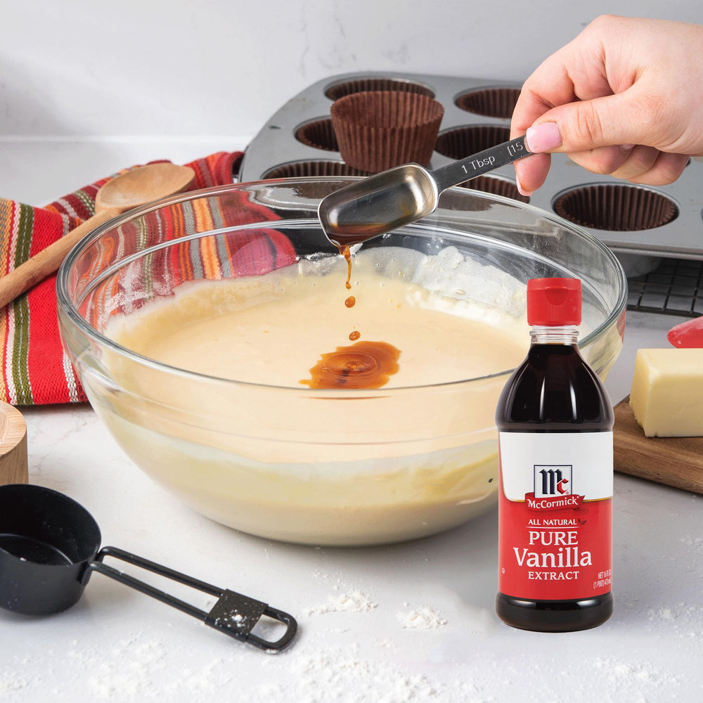 McCormick extracto agregado a pastel cortado, realza la repostería
