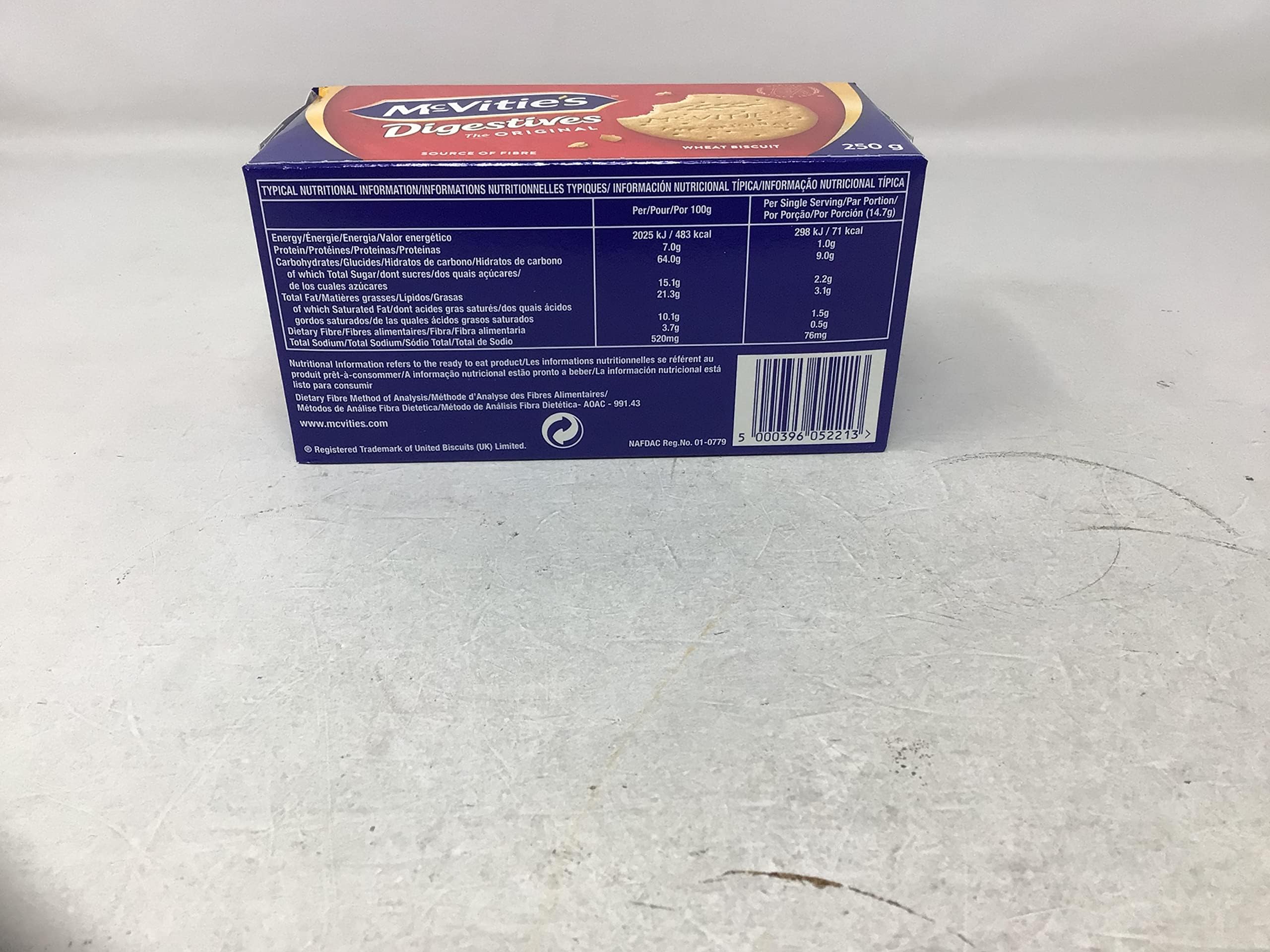 McVities caja cerca de taza de té, acompañante perfecto para bebidas