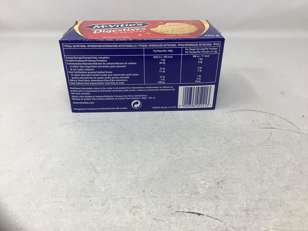 McVities caja cerca de taza de té, acompañante perfecto para bebidas