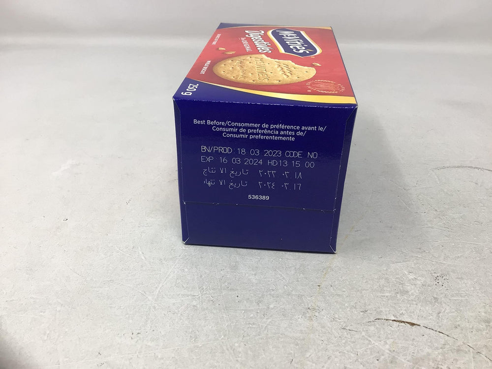 McVities galleta en mano para comparar tamaño, cómodo para meriendas