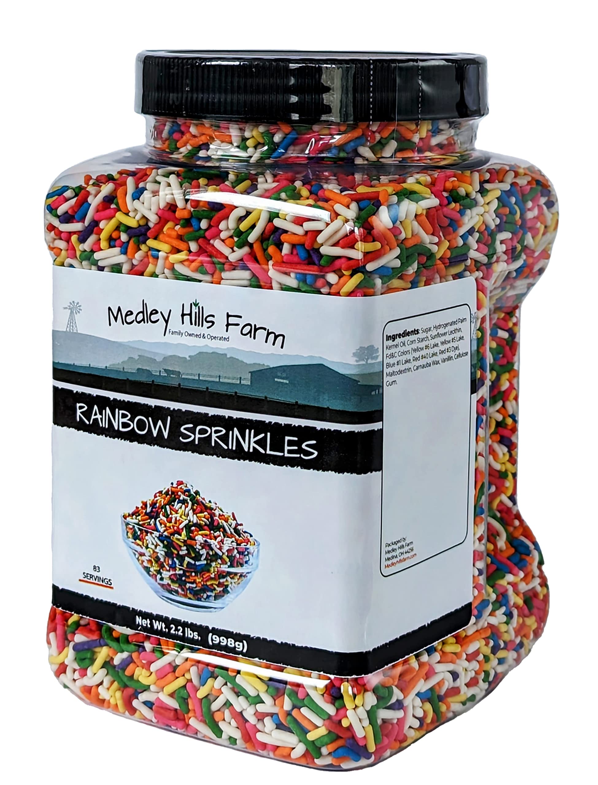 Medley Hills Farm decorando un cupcake con sprinkles, realza presentación y atractivo visual