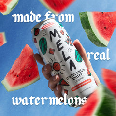 Mela Water lata en mano para comparar tamaño y portabilidad