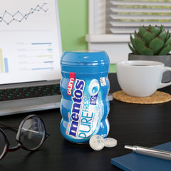 Mentos botella en mano para apreciar tamaño y conveniencia portátil