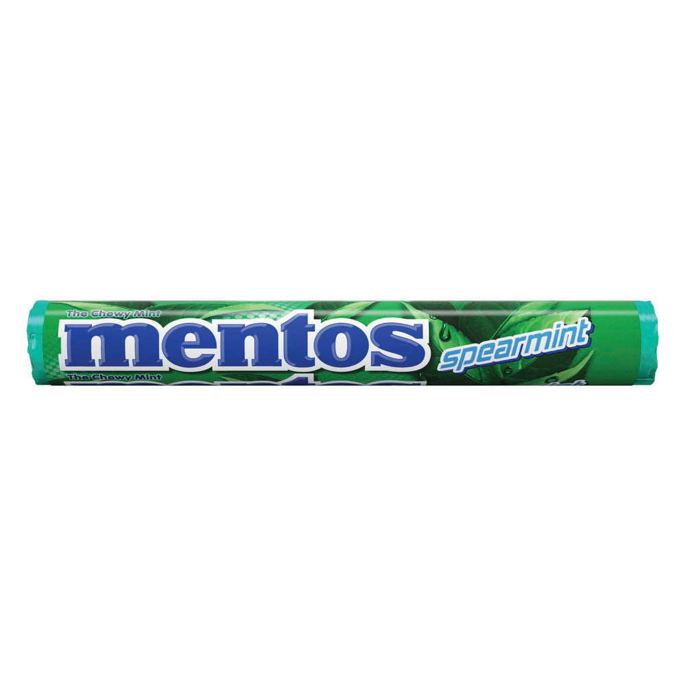 Persona sosteniendo un rollo Mentos para comparar tamaño y conveniencia Mentos
