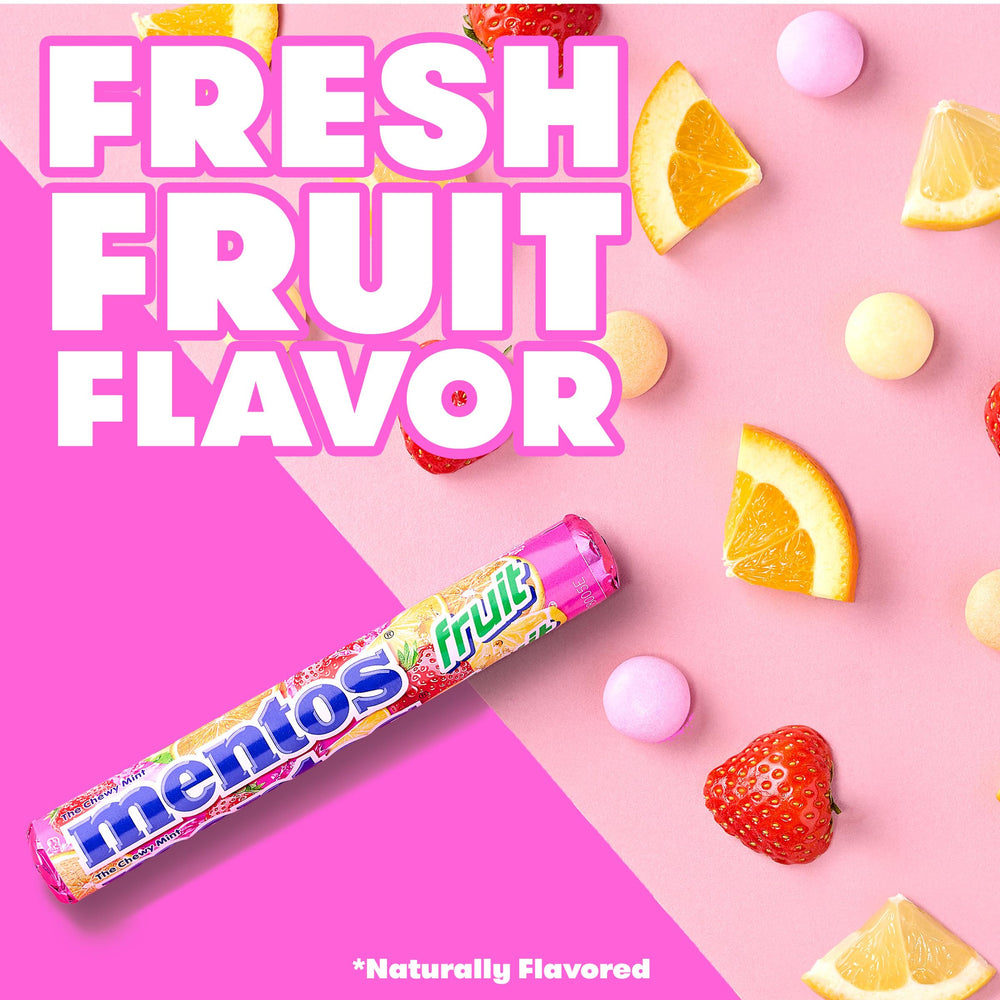 Mentos rollo en mano para mostrar portabilidad y conveniencia