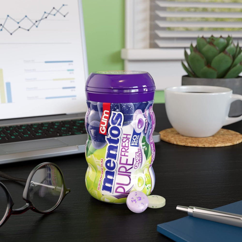 Mentos primer plano textura del chicle mostrando elasticidad y atractivo frutal