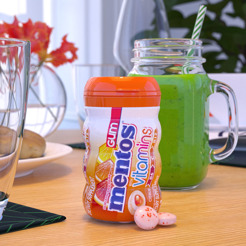 Botella de Mentos en mano para comparar tamaño y portabilidad