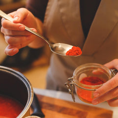 MEROPS pimentón en cuchara listo para añadir sabor y color a tus recetas