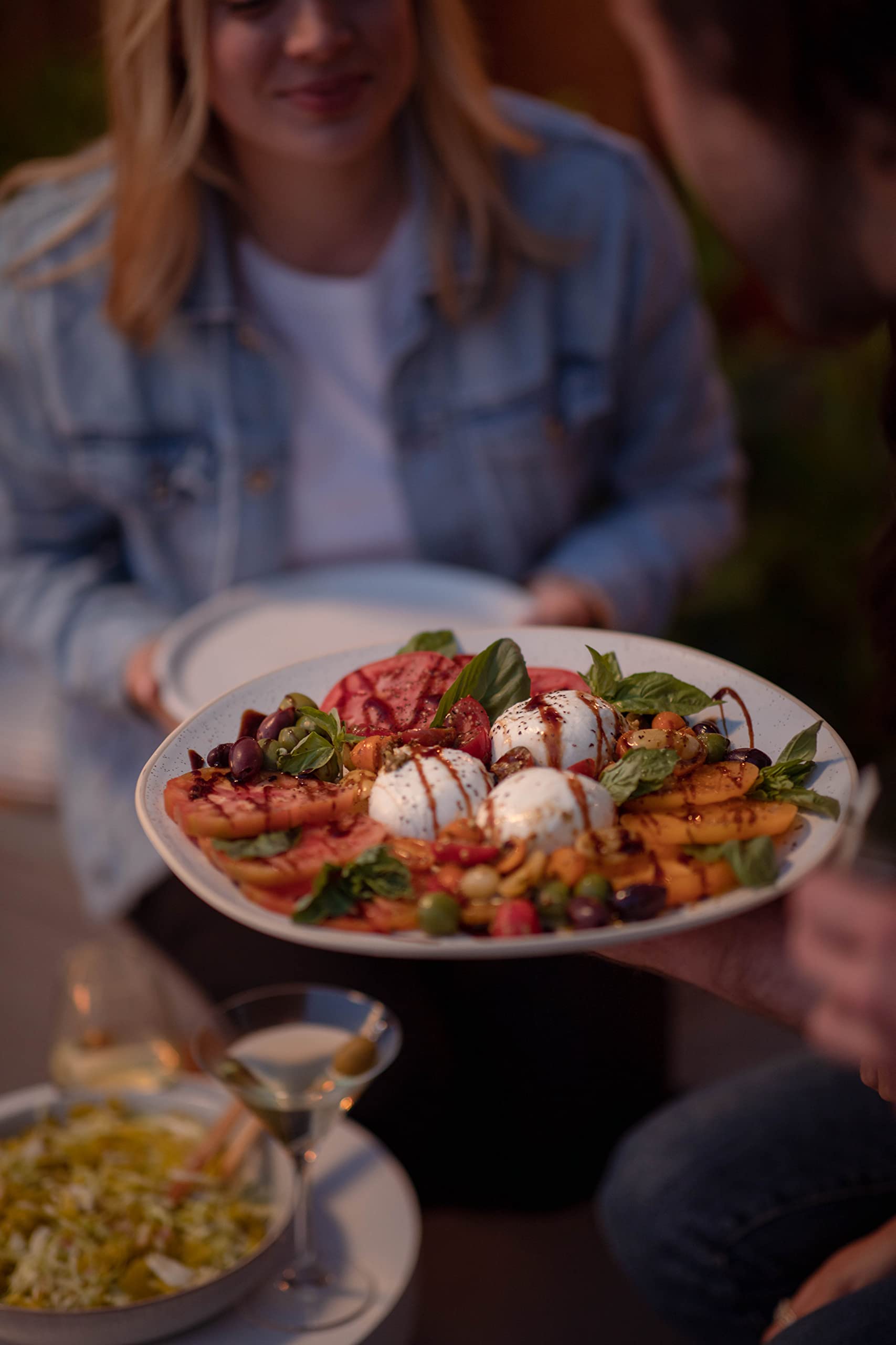 Mezzetta aceituna servida en cucharilla como aperitivo elegante y rápido