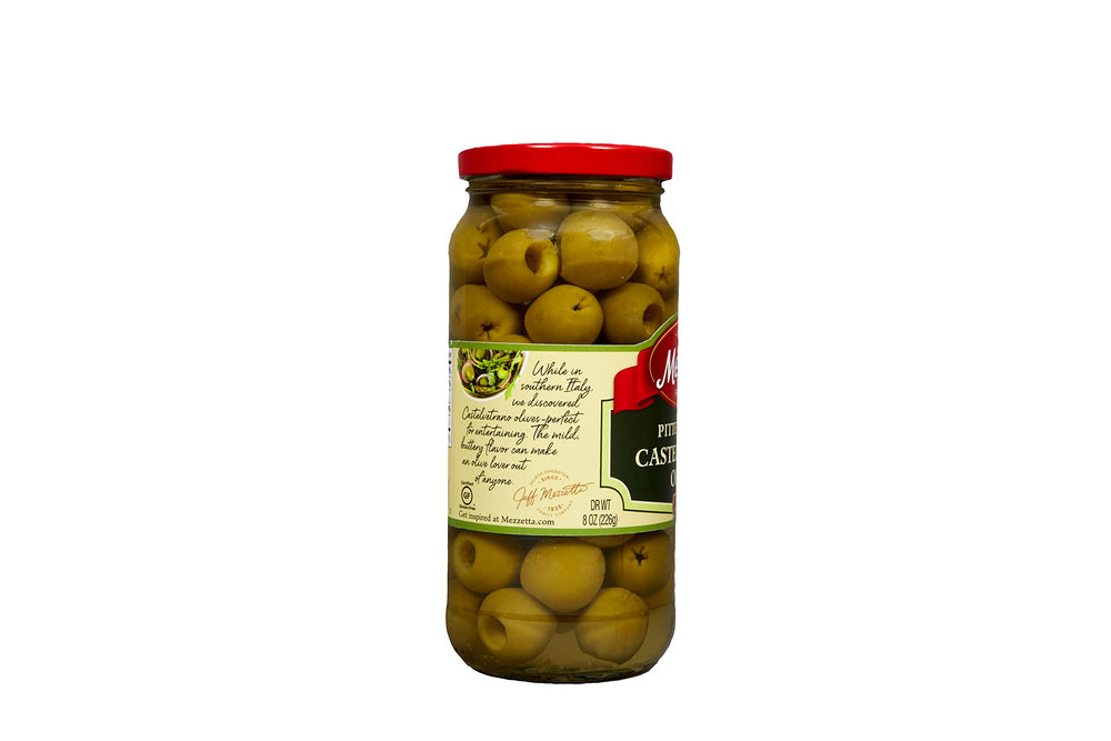 Mezzetta aceitunas en tabla de antipasti elevando la presentación de anfitrión