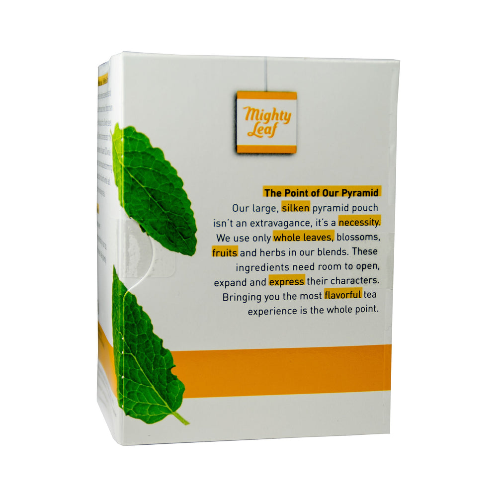 Mighty Leaf primer plano de hojas enteras dentro del saquito, liberando aroma