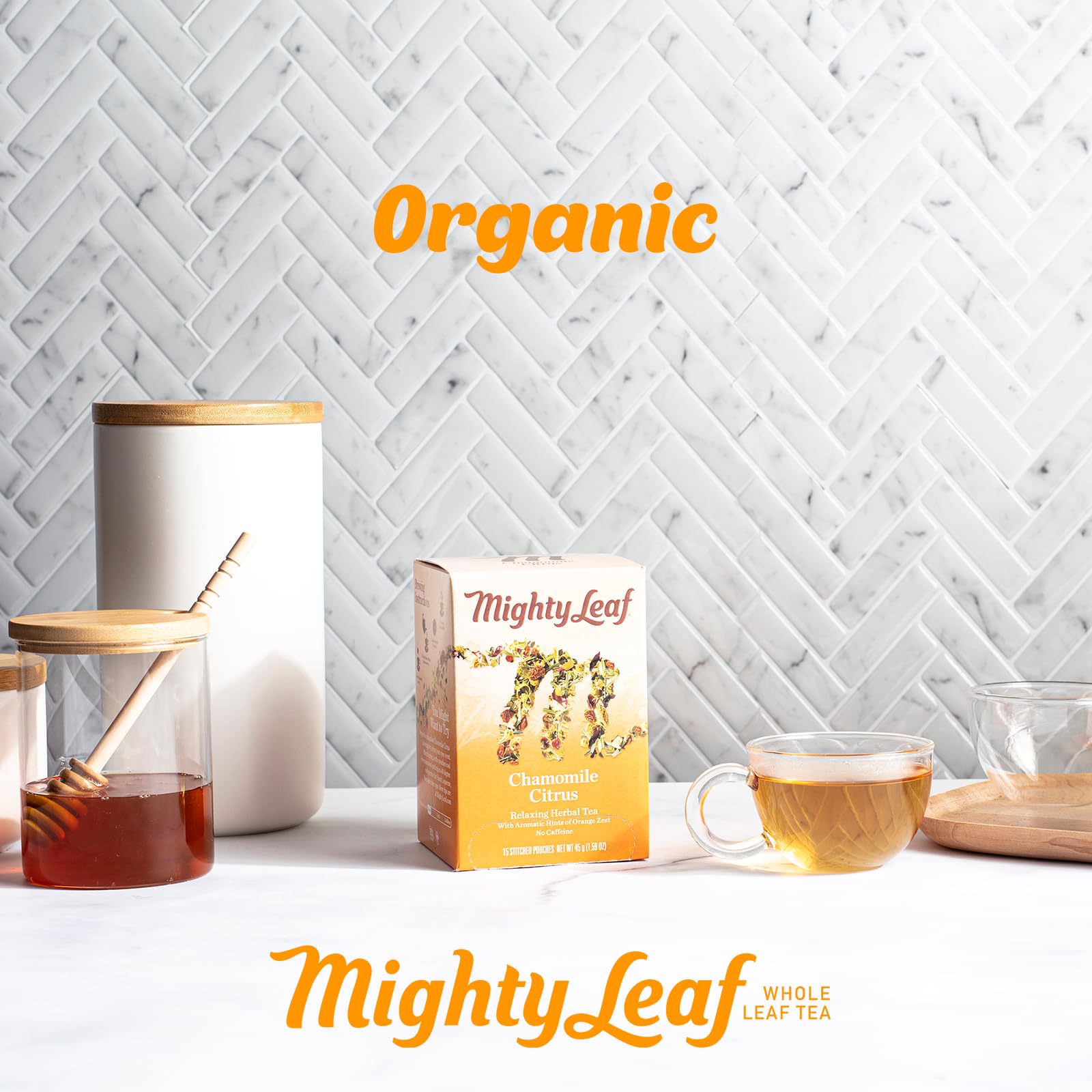 Mighty Leaf comparación de tamaño de un sobre junto a una taza, fácil porcionado y almacenamiento