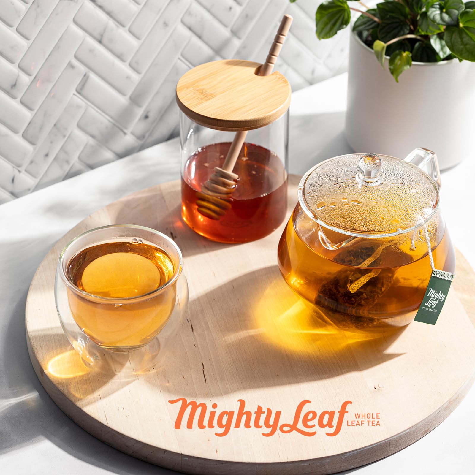 Mighty Leaf uso en oficina con bandeja de té, práctico para salas de reuniones y hospitality
