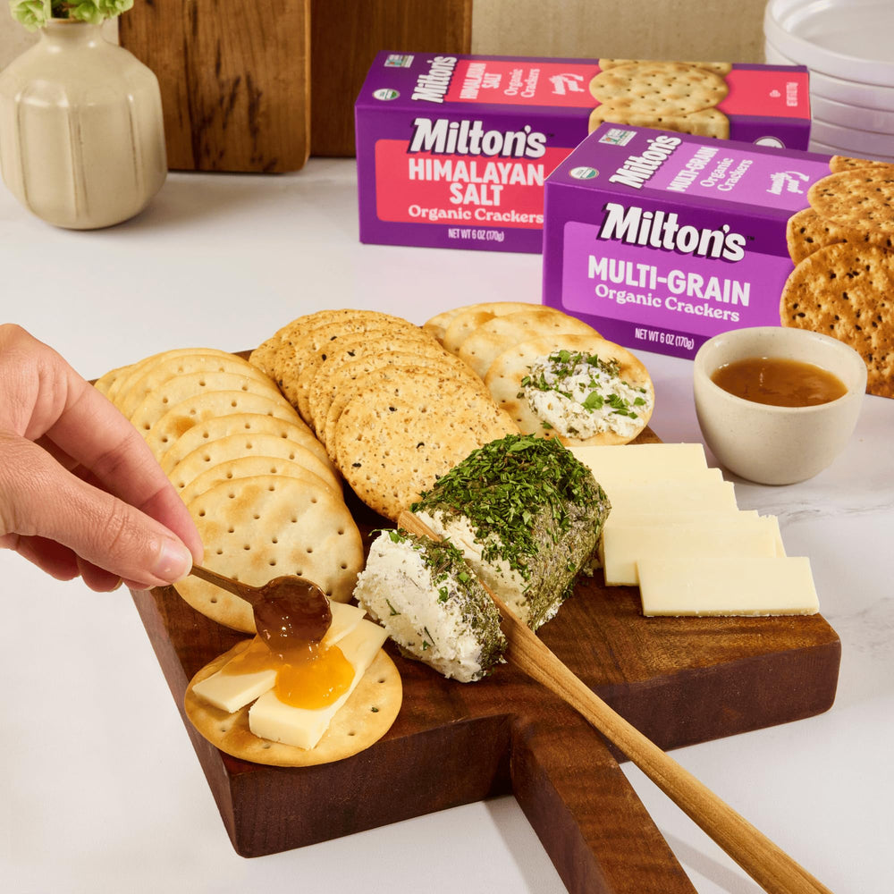 Milton's Craft Bakers Gluten Free galletas sostenidas en mano para medir tamaño y porción