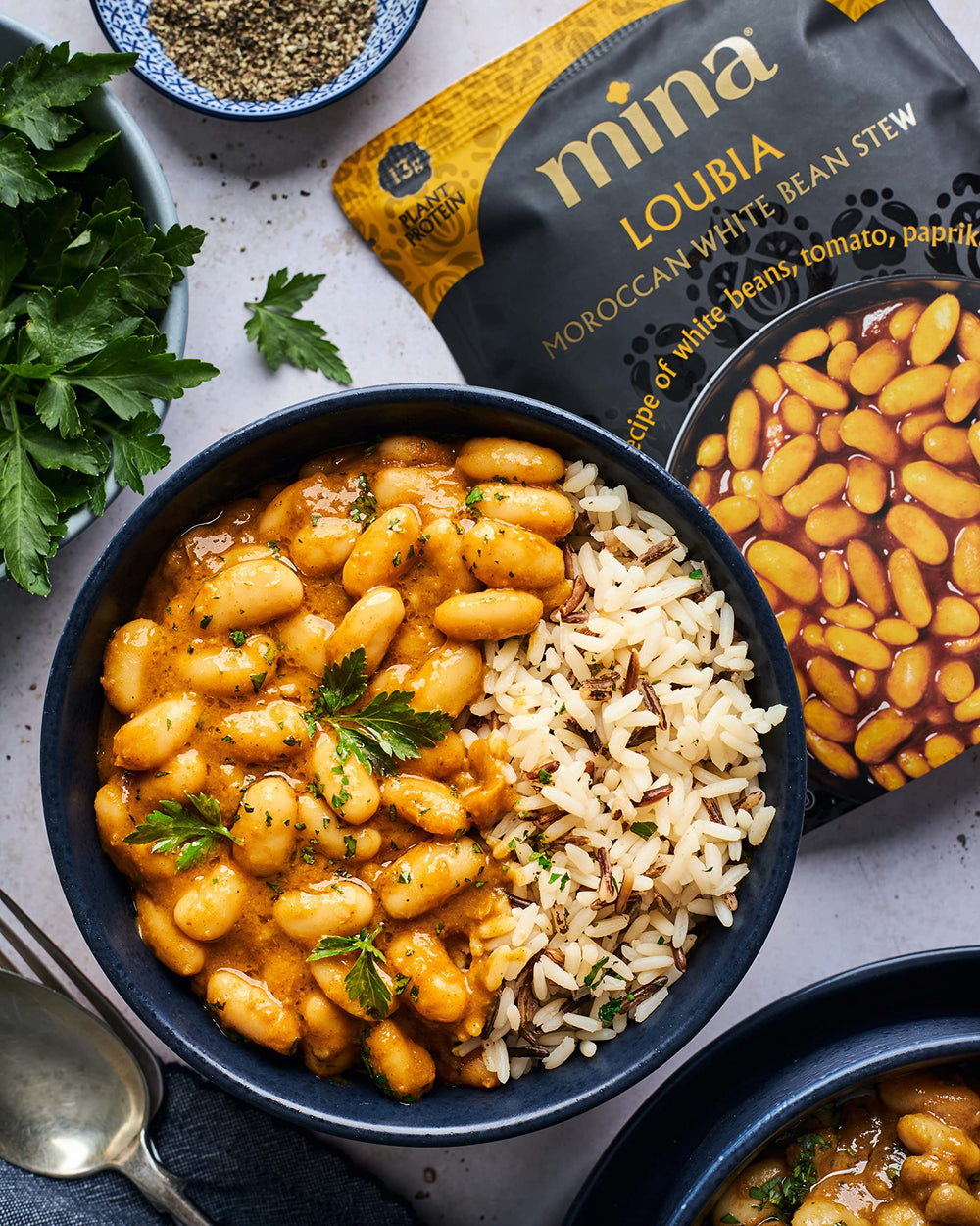 Mina plato en cocina moderna sugestión de consumo cotidiano