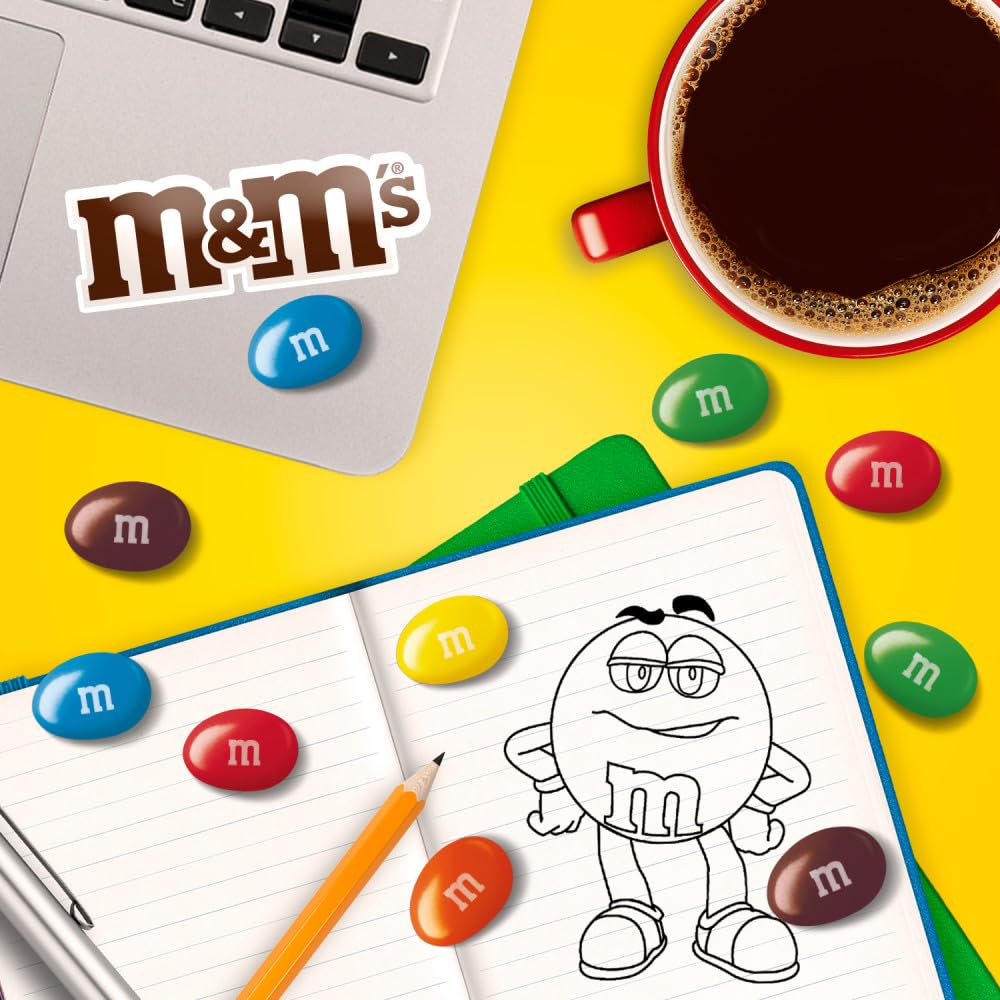 M&M'S bol con palomitas y M&M'S Peanut para snack de cine en casa