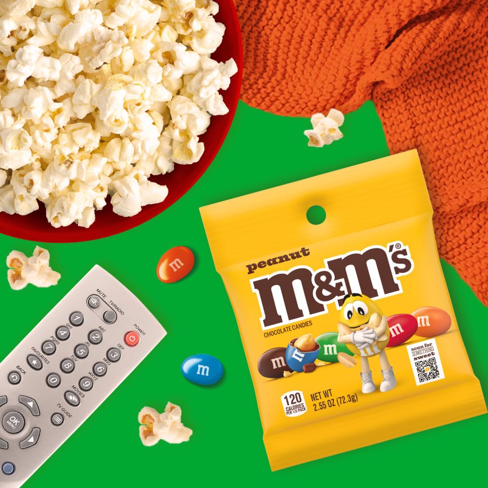 M&M'S bolsa junto a una mano mostrando el tamaño práctico del pack