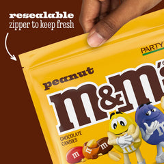 M&M'S primer plano de textura y cobertura brillante con chocolate y cacahuate