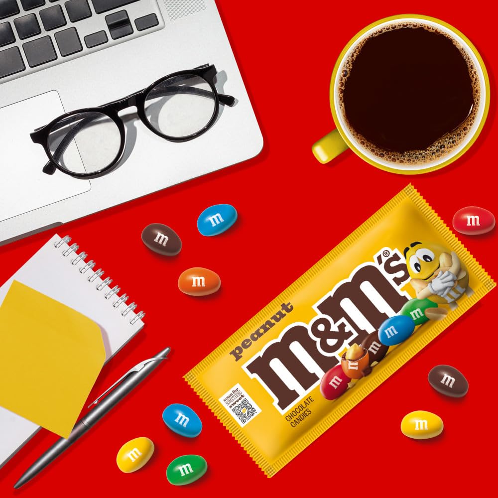 M&M'S bolsa frente a una mano para mostrar el tamaño de 1.74 oz