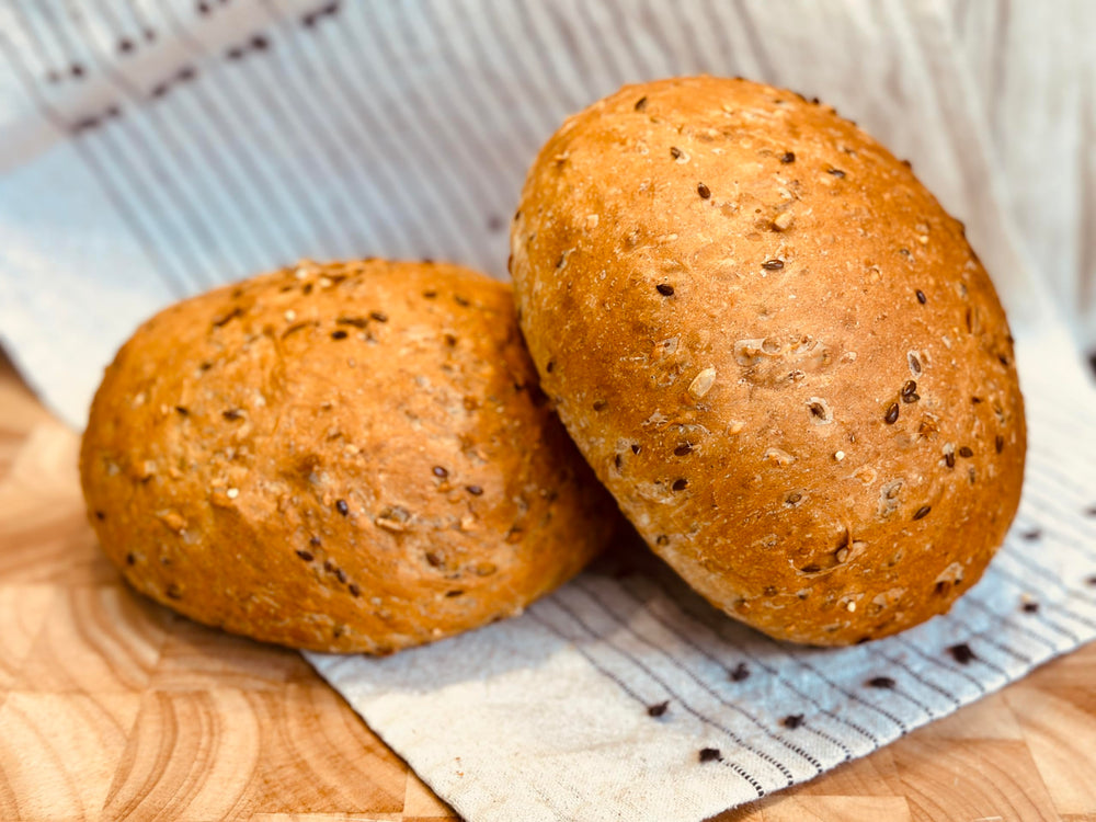 Molibake pan multigrano en mesa de desayuno transmitiendo frescura casera