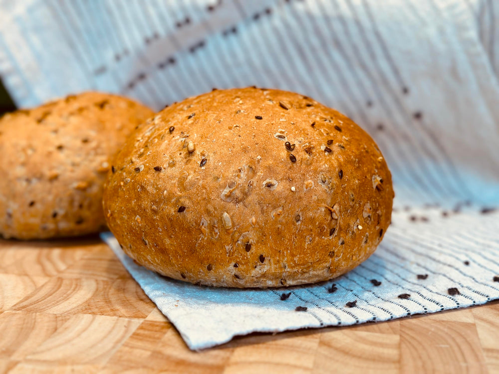 Molibake ingredientes medidos en cucharas para preparar pan fácilmente