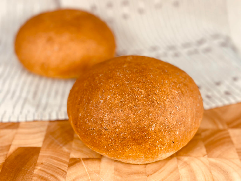 Molibake pan rebanado en plato que muestra sabor casero y versatilidad