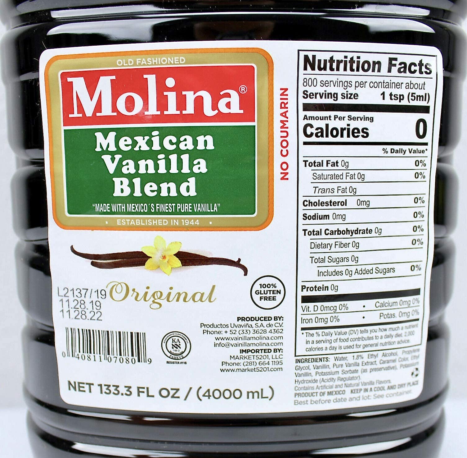 Molina botella junto a vaso medidor, compara volumen práctico