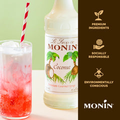 Comparación de tamaño de botella Monin Coconut junto a un vaso para escala