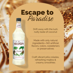 Barista usando Monin Coconut para preparar una piña colada tropical
