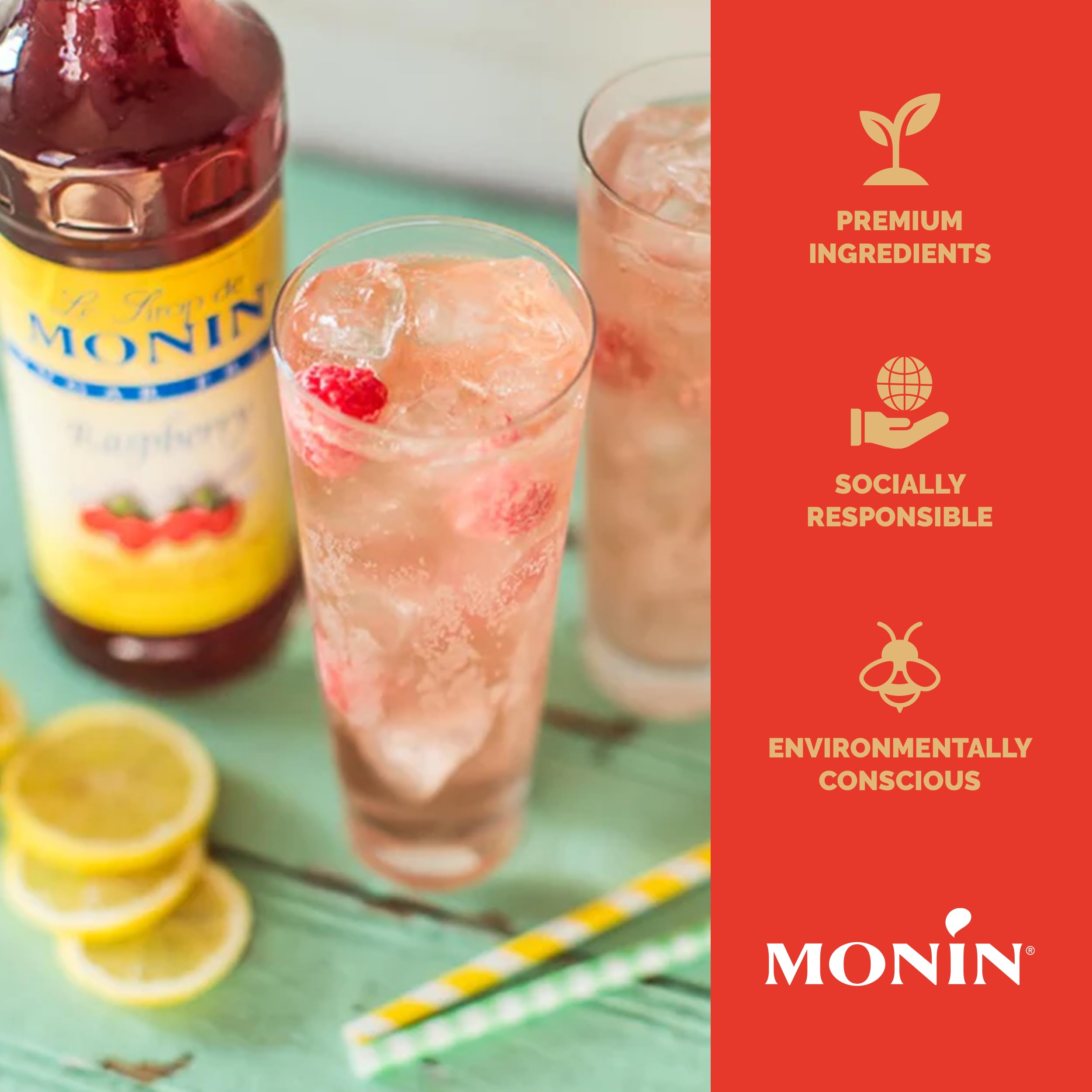 Monin jarabe frambuesa botella junto a vaso para referencia de tamaño