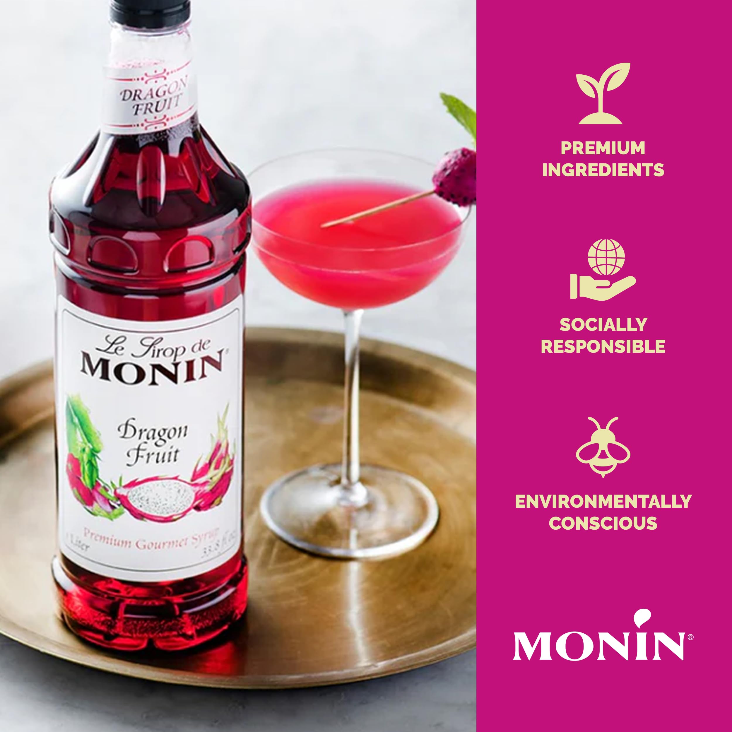 Monin jarabe Dragon Fruit junto a una copa para comparar tamaño y presentación
