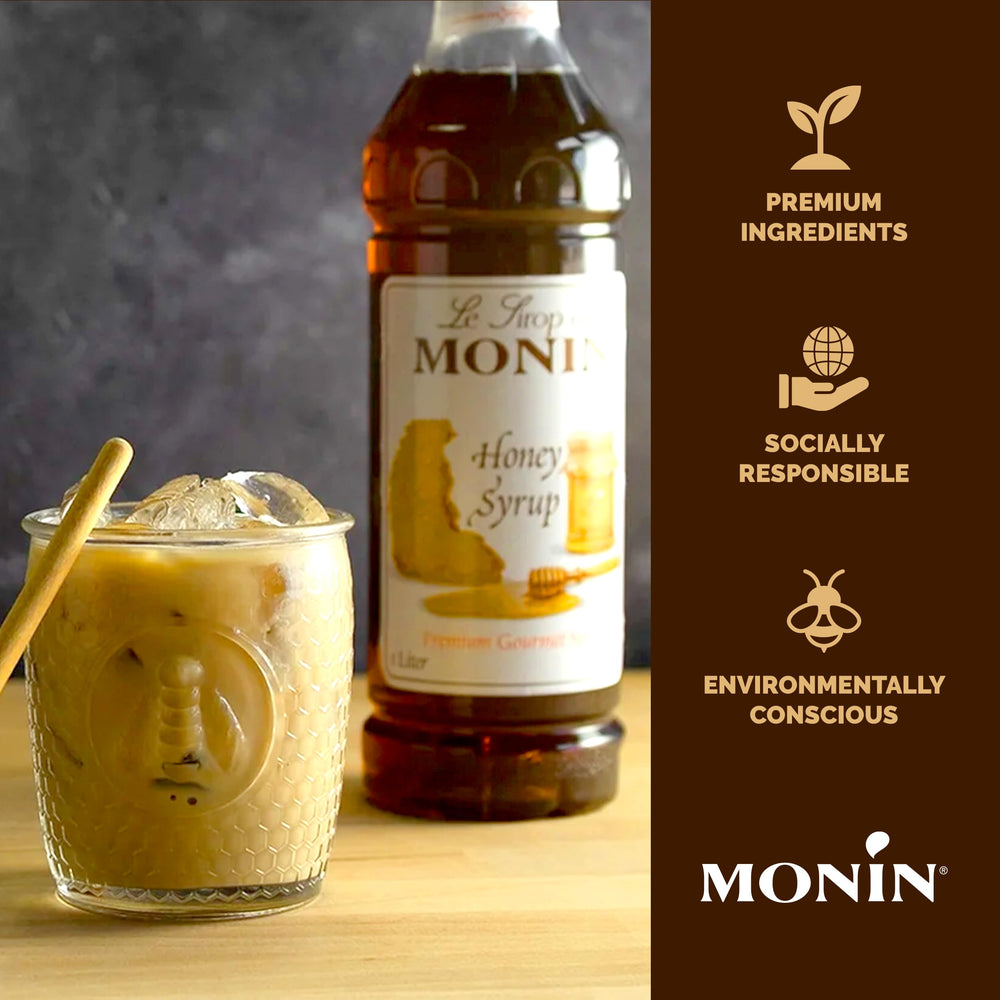Monin botella junto a taza para comparar tamaño y durabilidad para uso profesional