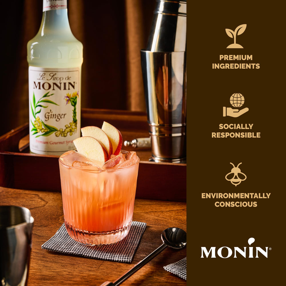 Monin jengibre junto a vaso para escala y uso profesional