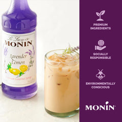 Monin botella al lado de vaso para comparar tamaño y rendimiento