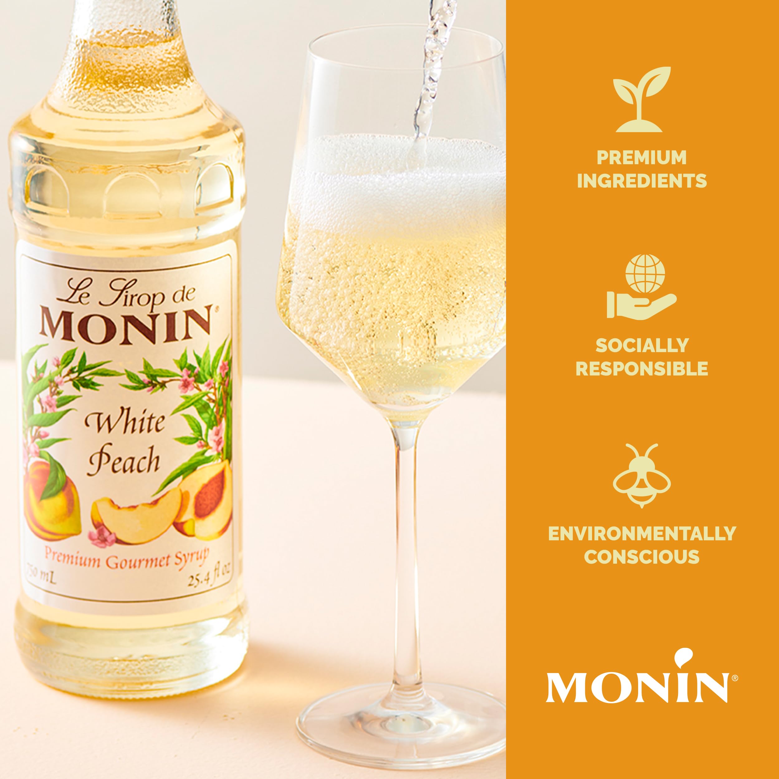 Botella Monin melocotón junto a vaso para escala y tamaño claro
