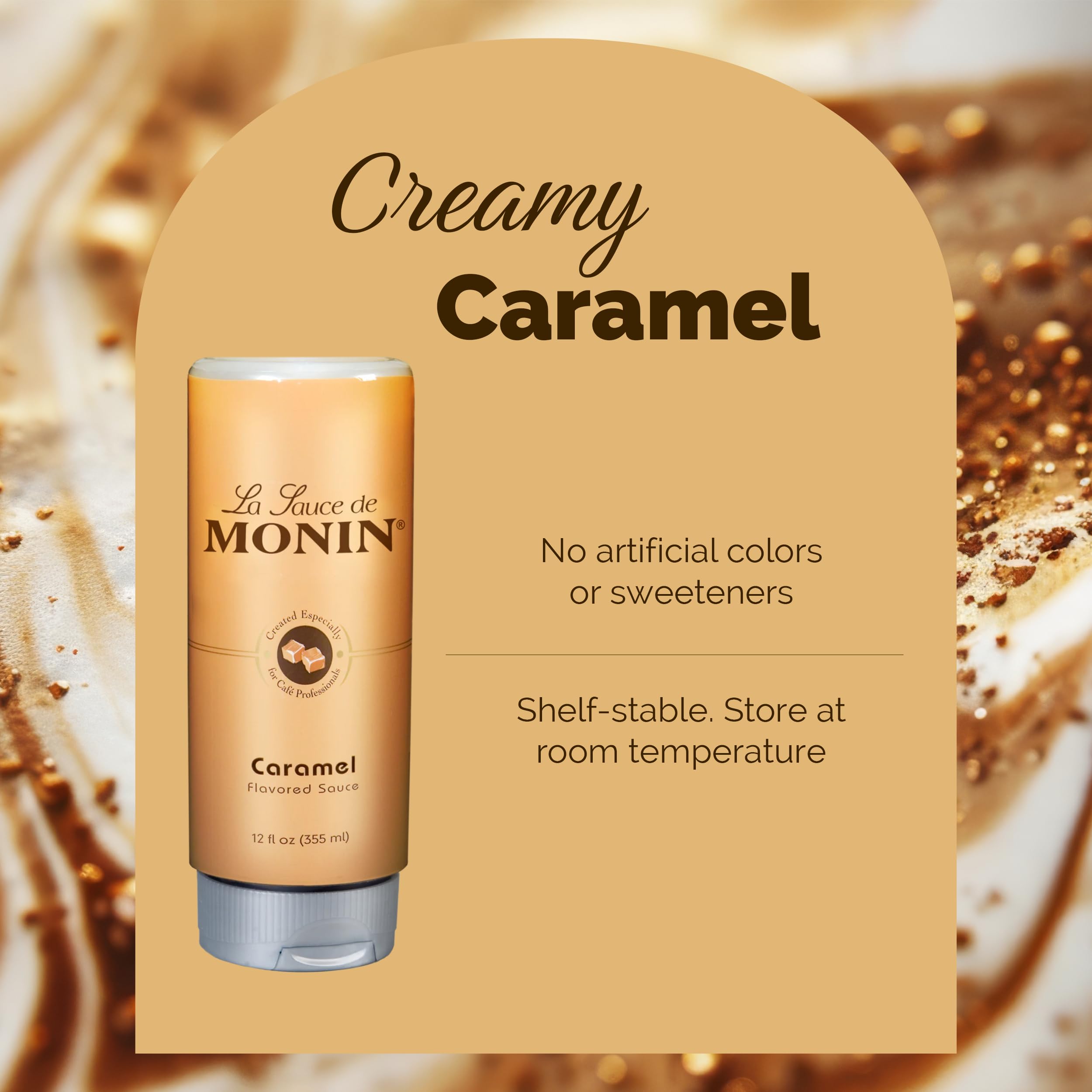 Monin salsa caramelo vertida sobre café latte para sabor y decoración profesional