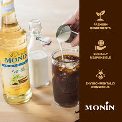 Monin jarabe añadido a un latte helado realzando aroma y sabor sin calorías