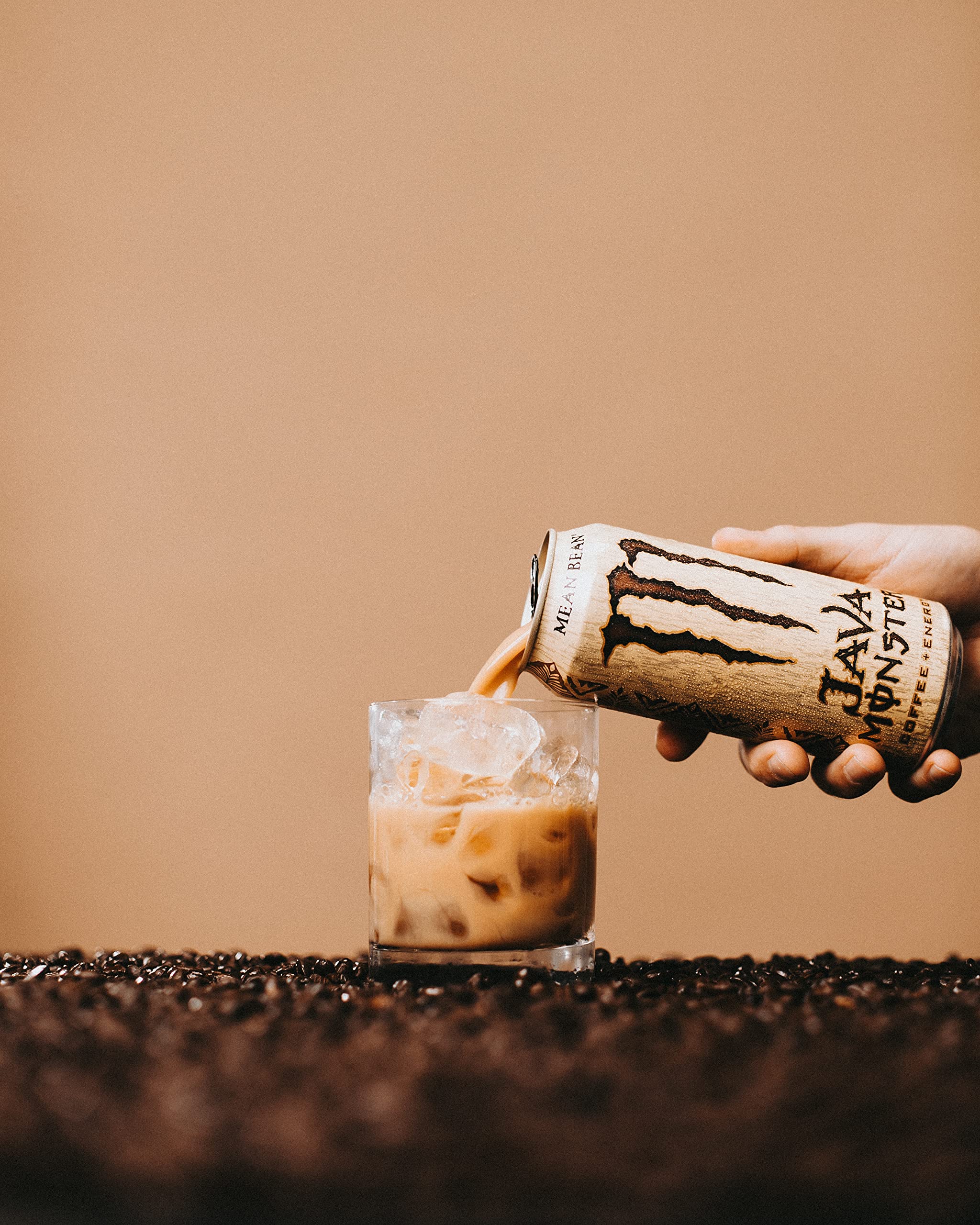 Monster Java Mean Bean lata sobre vaso con hielo, lista para servir