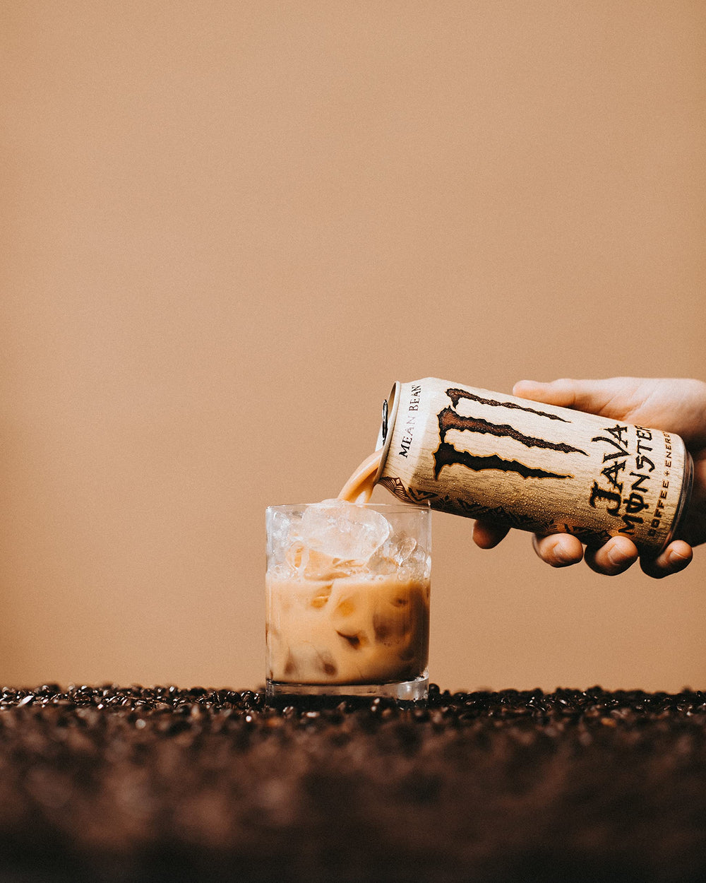 Monster Java Mean Bean lata sobre vaso con hielo, lista para servir