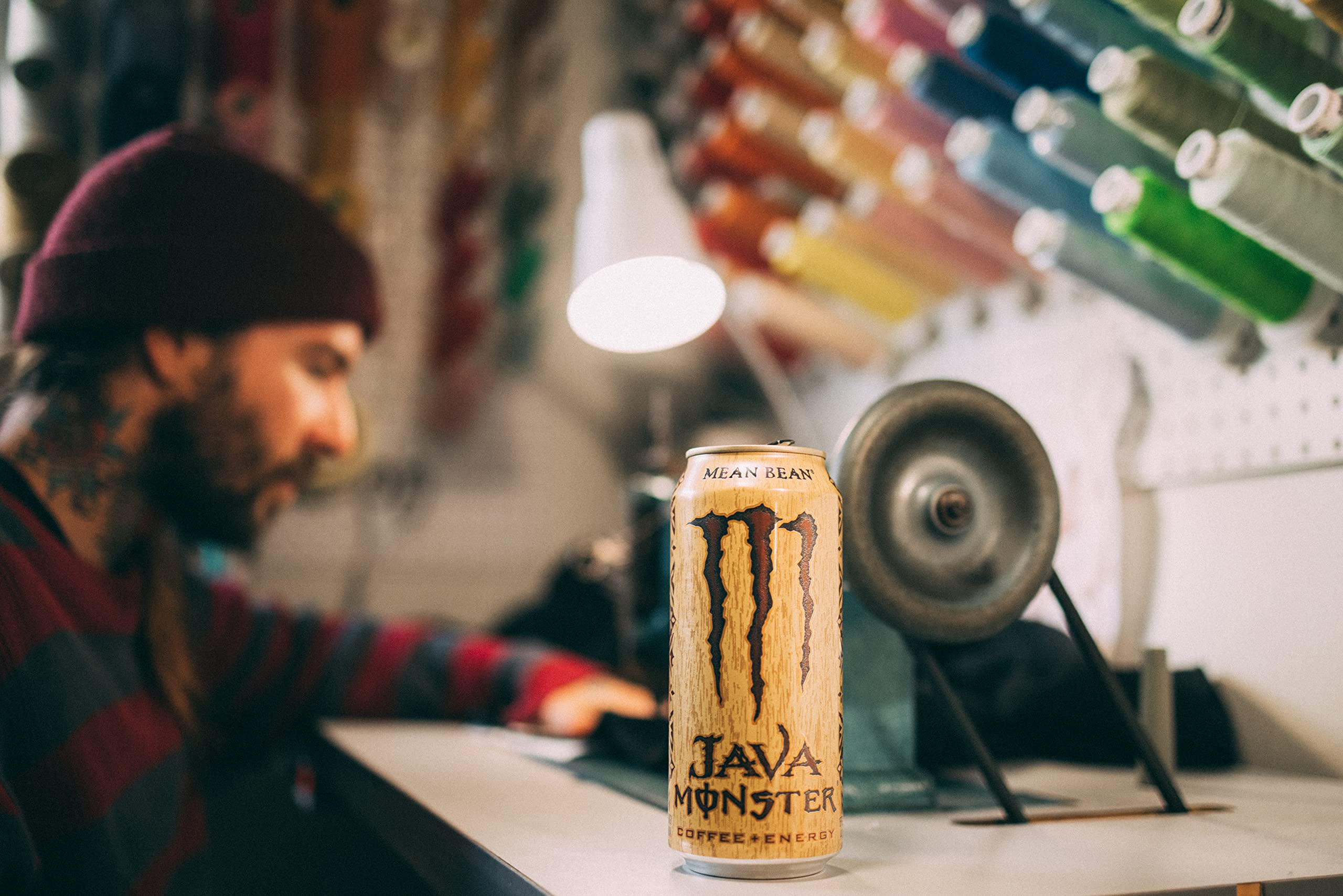 Monster Java Mean Bean escena lifestyle urbano disfrutando café energizante