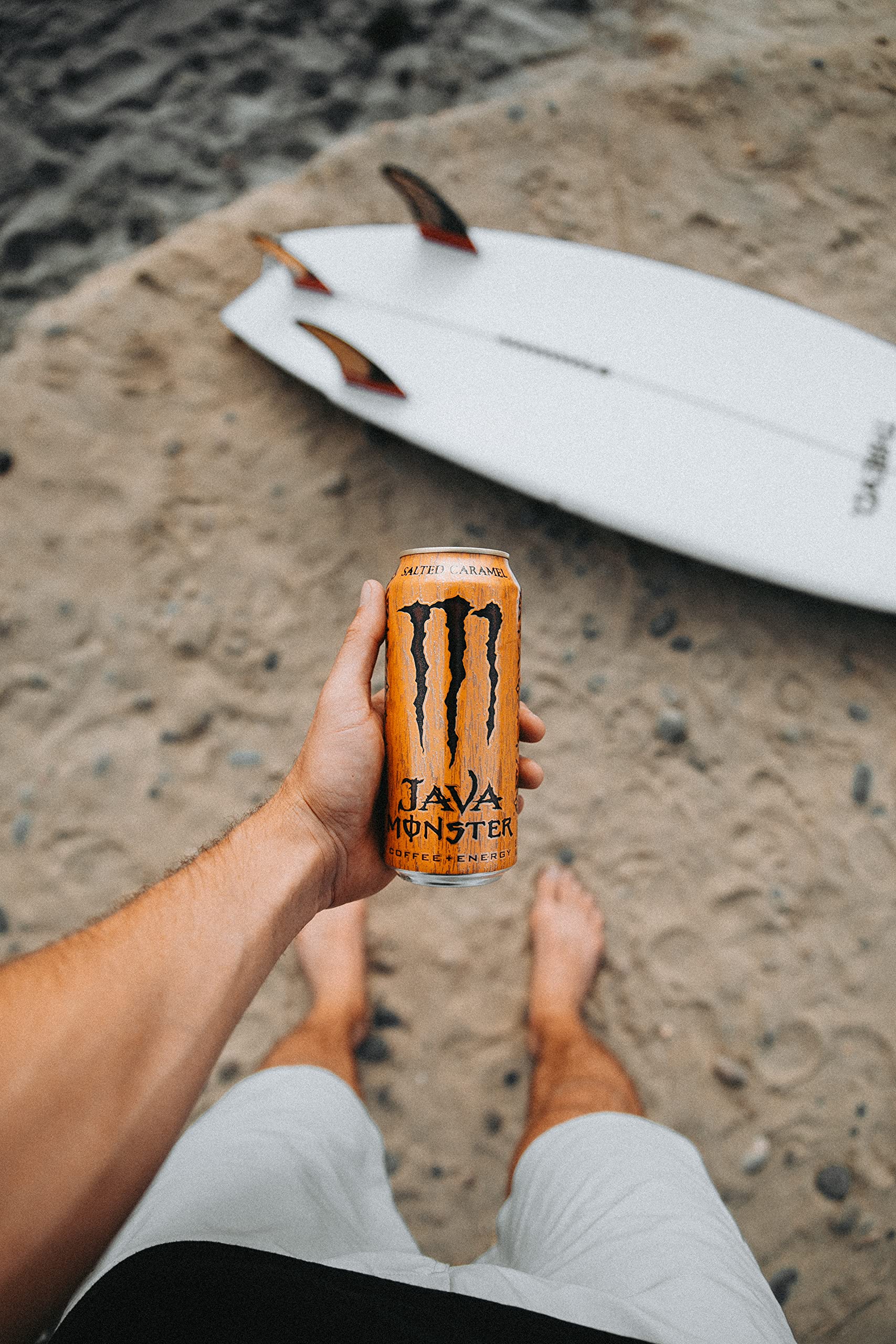 Persona sosteniendo Monster Java Salted Caramel en mano durante una pausa activa