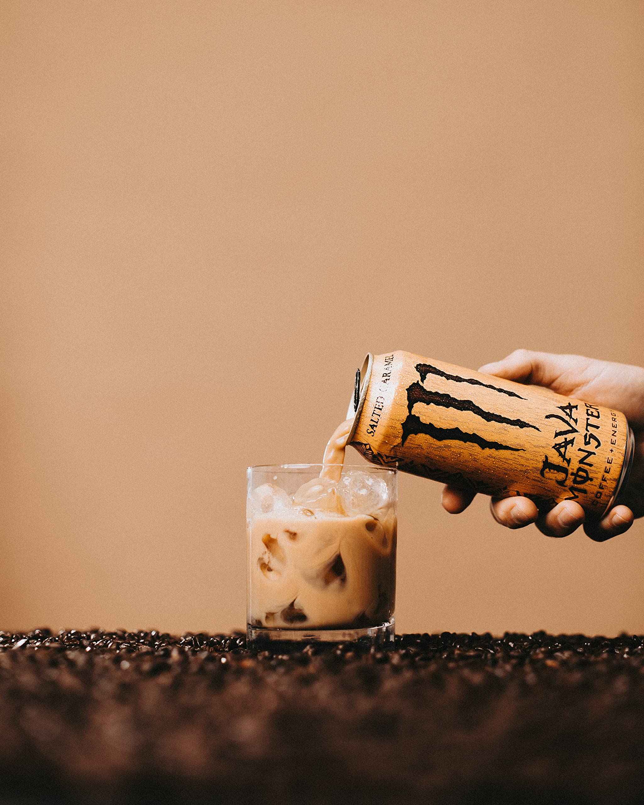 Comparación de tamaño con la lata Monster Java Salted Caramel junto a una libreta para escala