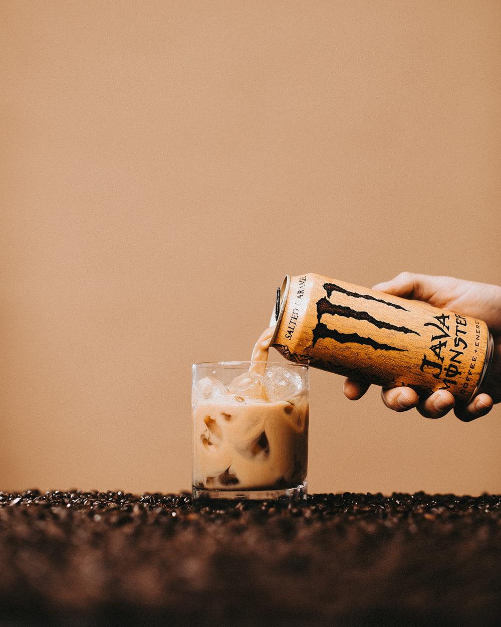 Comparación de tamaño con la lata Monster Java Salted Caramel junto a una libreta para escala