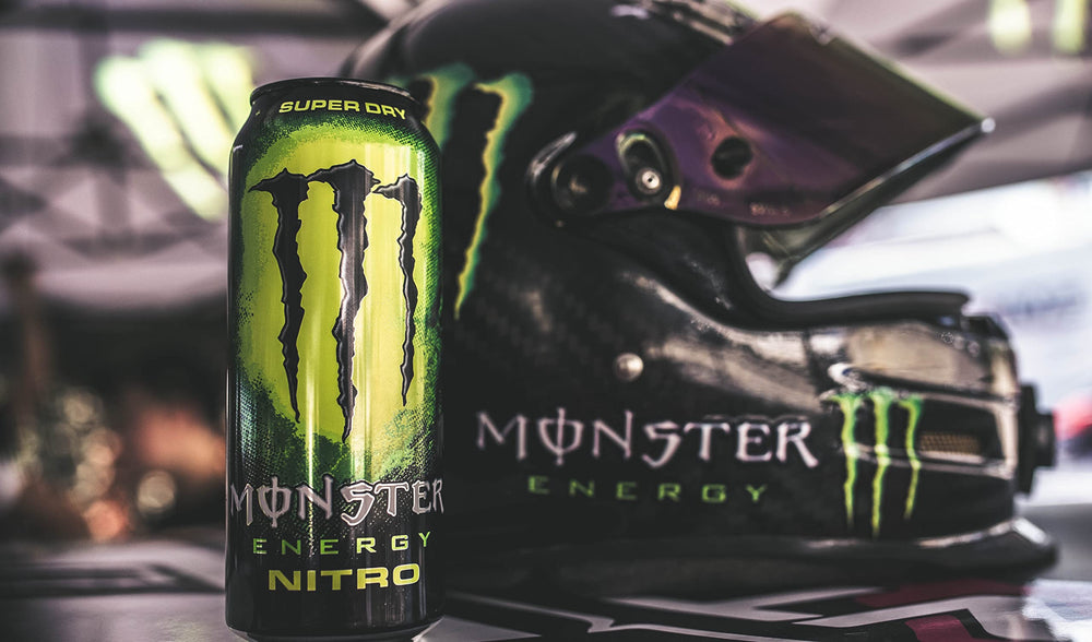 Comparación de tamaño de la lata Monster Nitro 16 oz junto a objetos cotidianos para escala