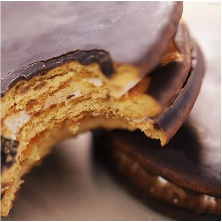 Comparación de tamaño con una mano para escala, MoonPie Mini ideal para porciones pequeñas