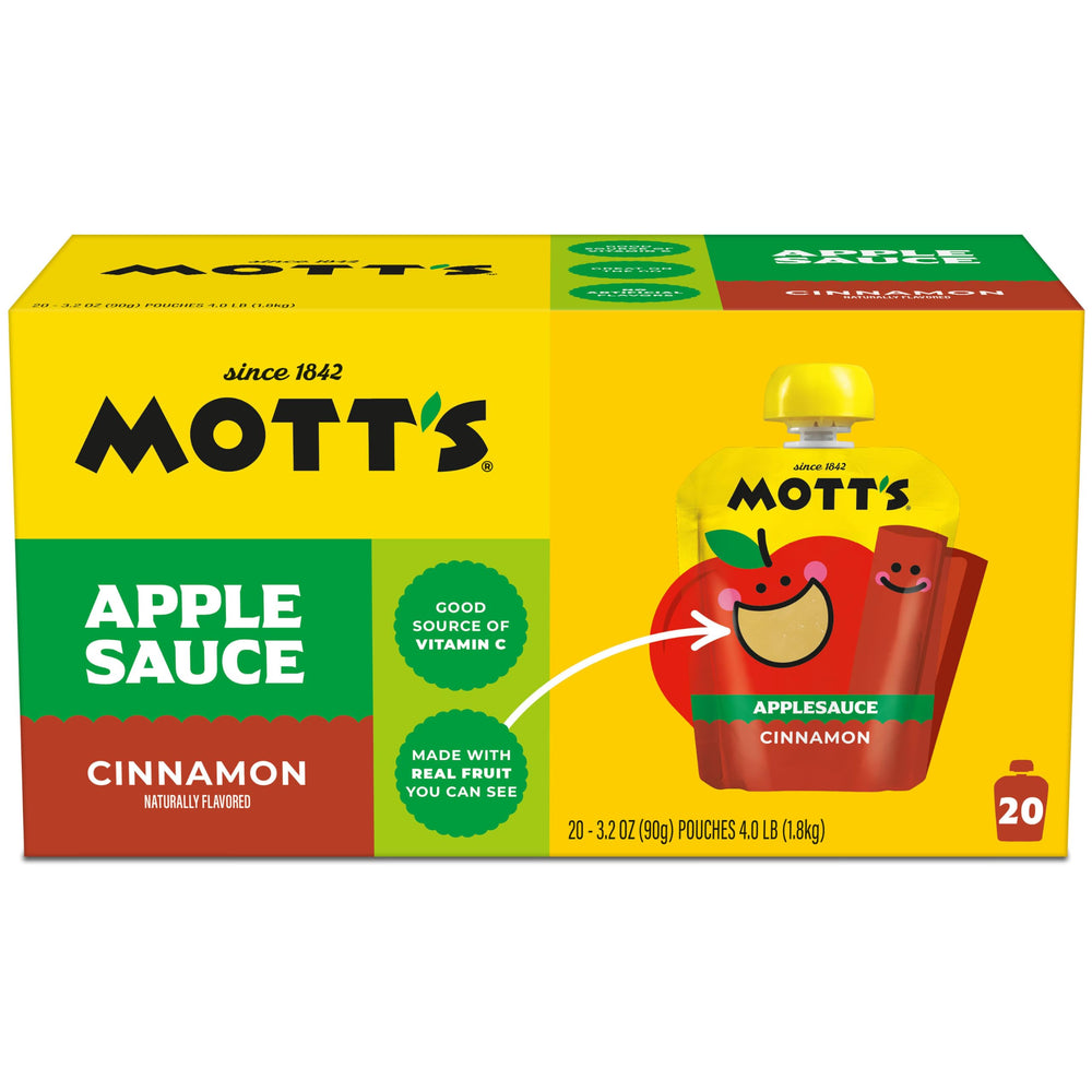 Mott's mano sosteniendo pouch, consumo sin utensilios