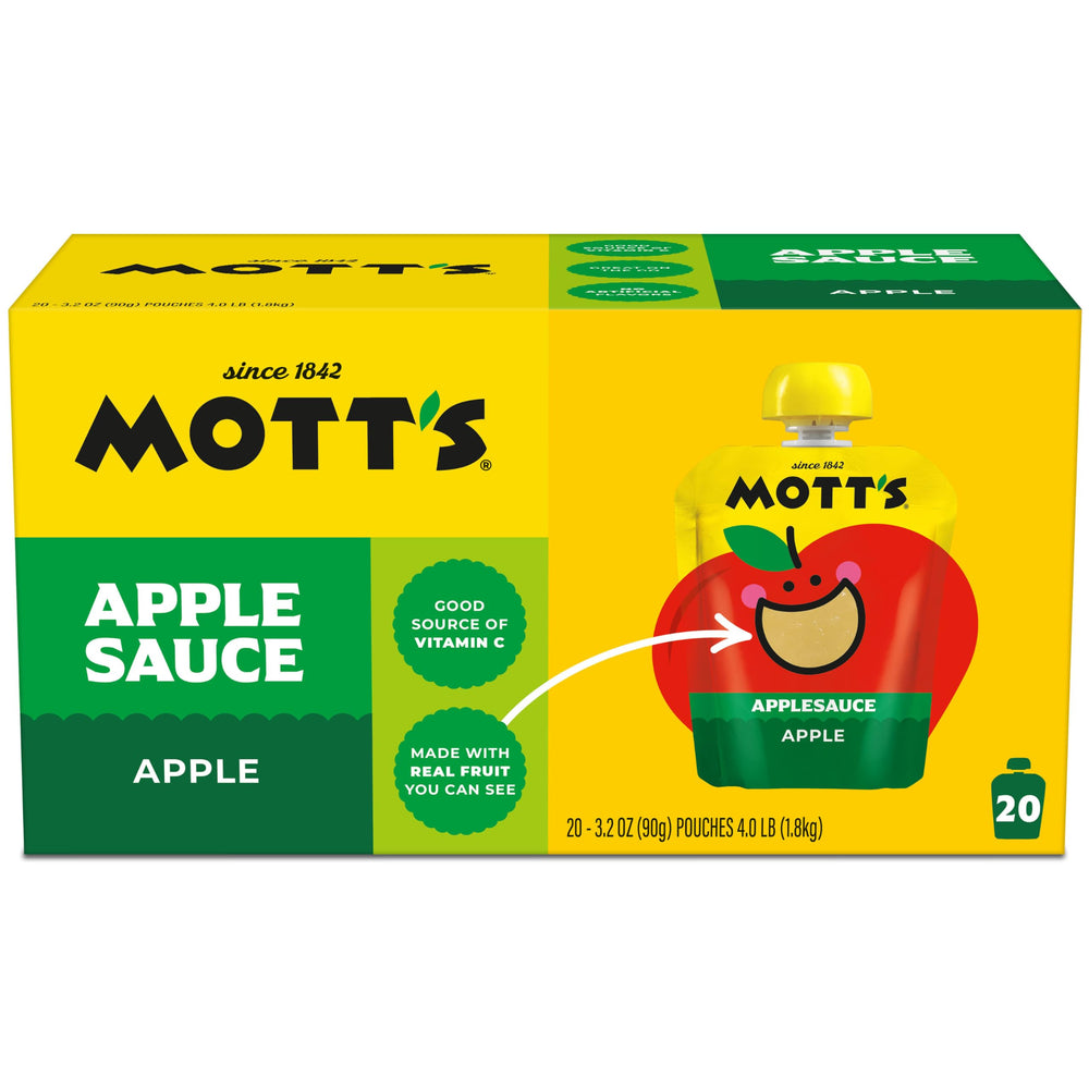Mott's pouch junto a un teléfono para comparar tamaño y escala